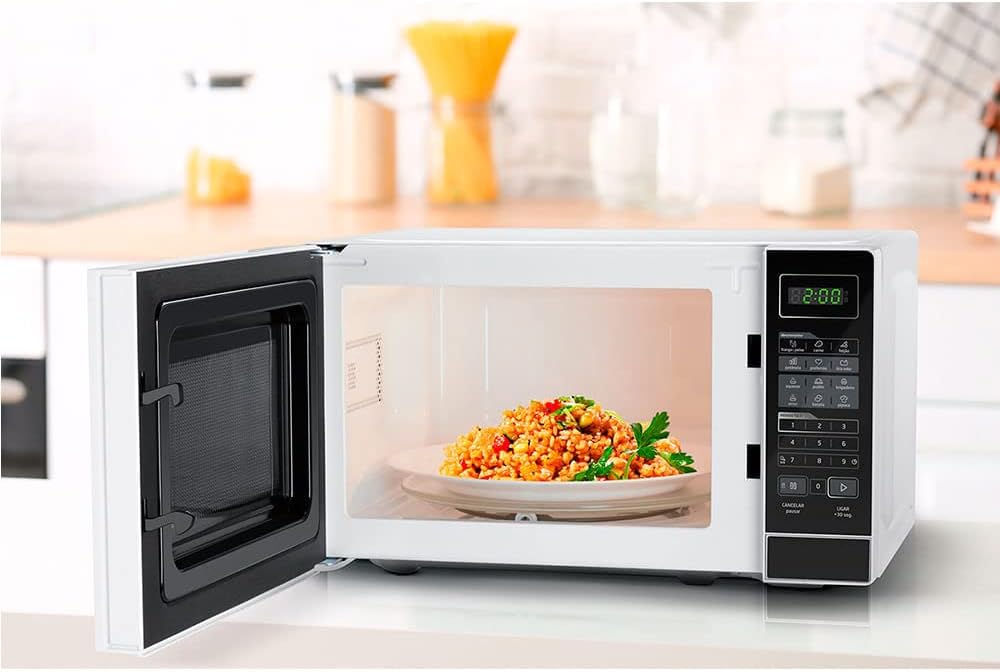Micro-ondas na bancada de uma cozinha