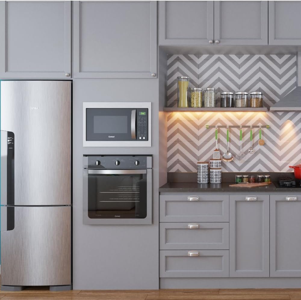 mostra forno micro-ondas de embutir em uma cozinha planejada