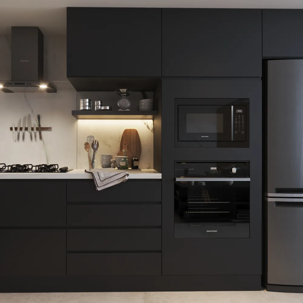 forno micro-ondas brastemp em uma cozinha planejada