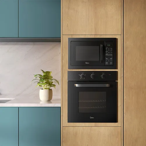 forno de micro-onda midea em uma cozinha planejada
